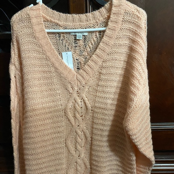 American Eagle sweater xs but made big. Never wore still has tag on it - Picture 3 of 3